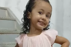 Linda garota Helena Prates, aniversariante deste dia 18 . Helena é filha do casal Sinara Moreira e Leonardo Prates (Léo Arts ). Parabéns!