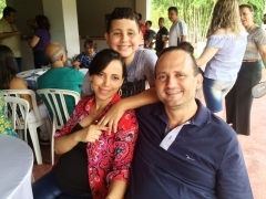 Nilo Saggin e seus pais Andréia e advogado Sandro Saggin