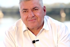 772a1ef3-5777-dr-Adilson